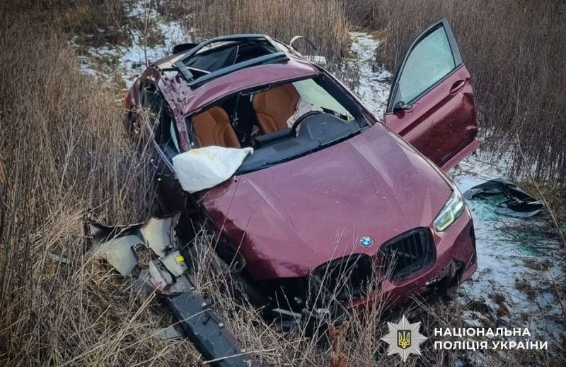 З’їхав у кювет на трасі М-22: у Козельщинській громаді в ДТП загинула пасажирка BMW