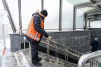 Після ожеледиці місто посипають і розчищають: комунальні служби вивели техніку та людей