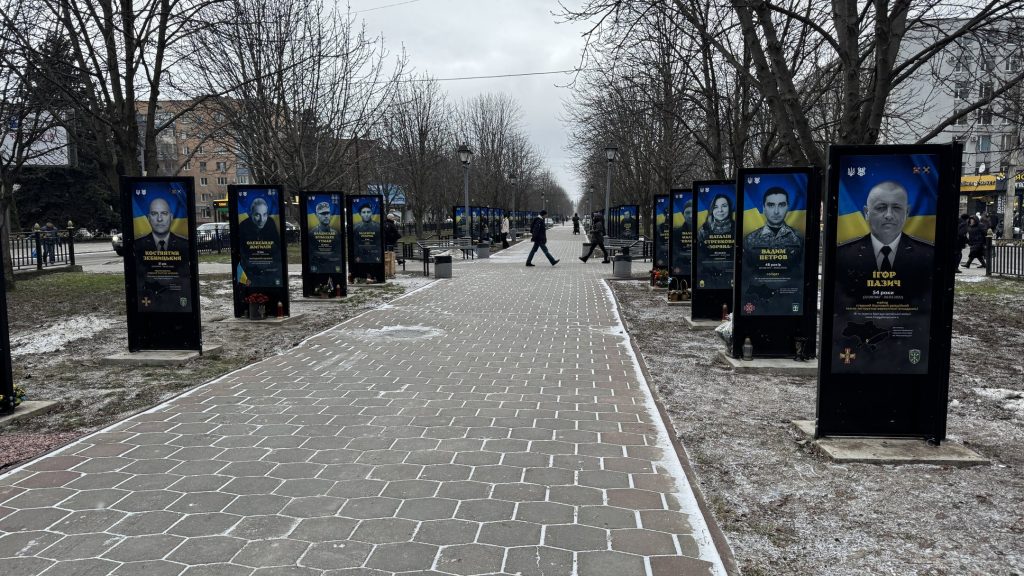 Алея пам’яті зростає: у Полтаві додадуть десятки нових стендів із портретами воїнів