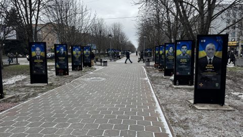 Алея пам’яті зростає: у Полтаві додадуть десятки нових стендів із портретами воїнів