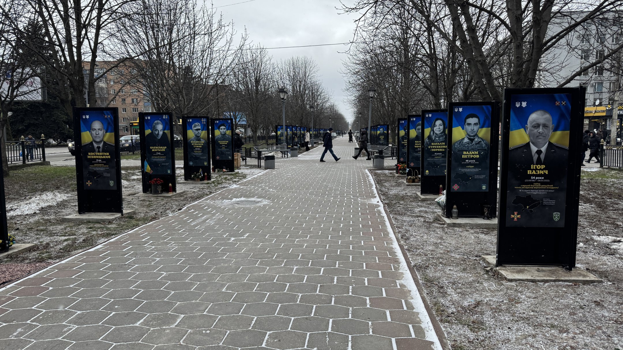 Алея пам’яті зростає: у Полтаві додадуть десятки нових стендів із портретами воїнів