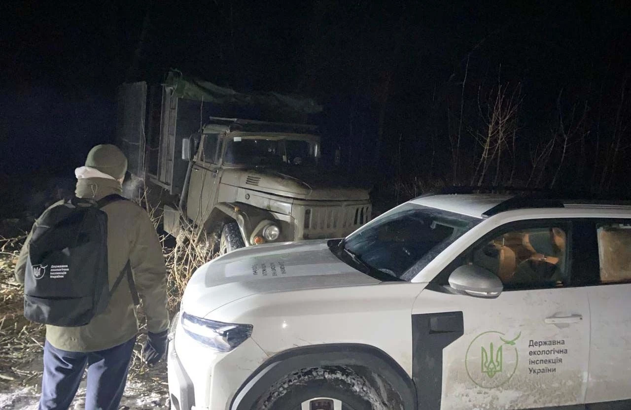 Пів мільйона гривень збитків: у Полтавському районі зупинили незаконну вирубку лісосмуги