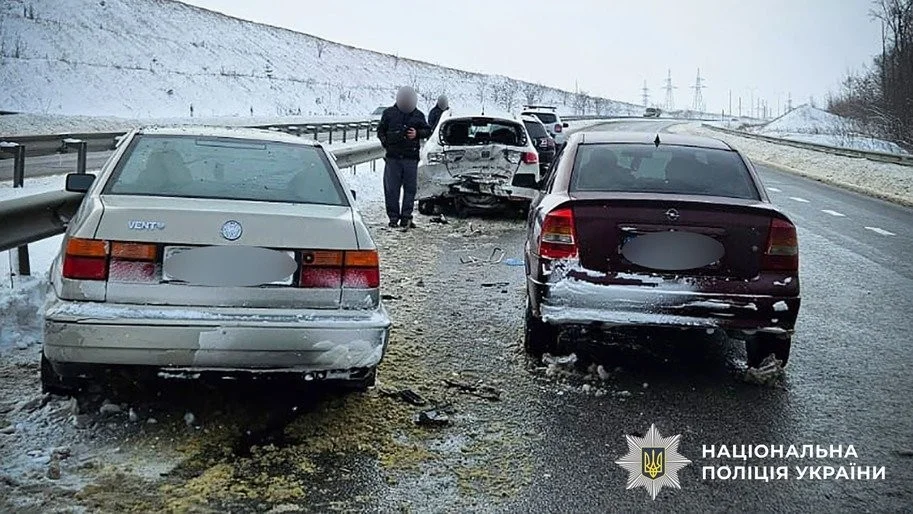 Ланцюгова аварія на трасі Київ – Харків: серед постраждалих маленька дитина