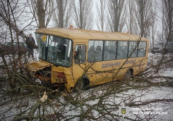 Ранкова аварія на Полтавщині: шкільний автобус опинився в кюветі, постраждали діти