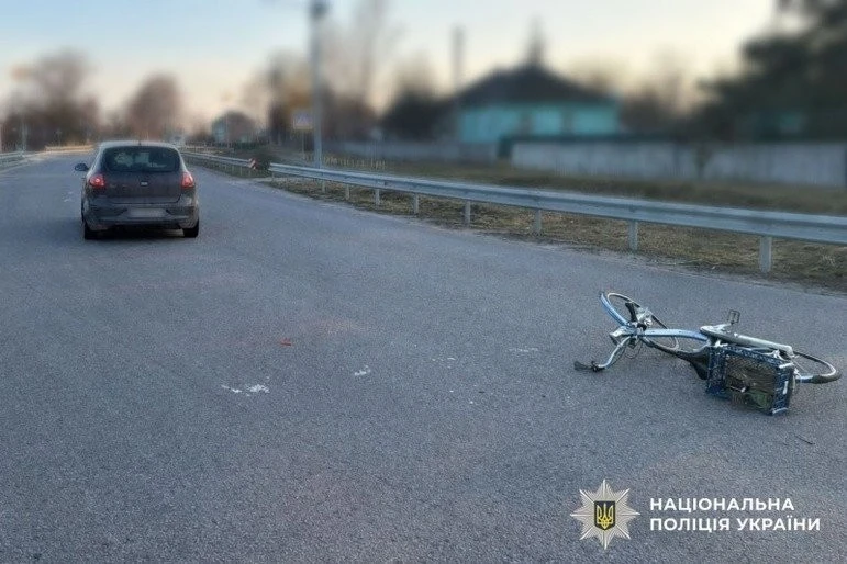 На Полтавщині розслідують наїзд легковика Seat на велосипедиста