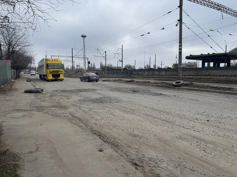 Аварійні ями та відкриті люки: мешканці Полтави вимагають ремонту дороги біля Київського вокзалу