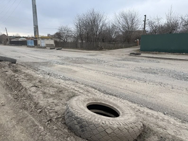 Аварійні ями та відкриті люки: мешканці Полтави вимагають ремонту дороги біля Київського вокзалу