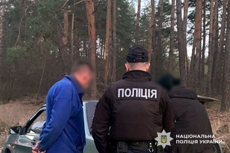 Незаконний арсенал у салоні авто: поблизу Терешок затримали полтавця з автоматом