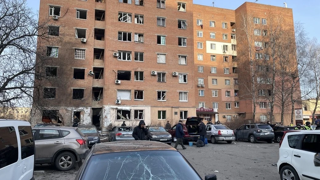 Відновлення після обстрілів: дев’ятиповерхівку на Оксанченка реконструюють державним коштом
