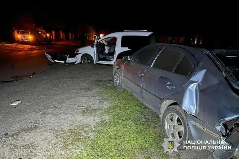 Нічна аварія у Решетилівці: водій напідпитку врізався в опору та авто, є травмований