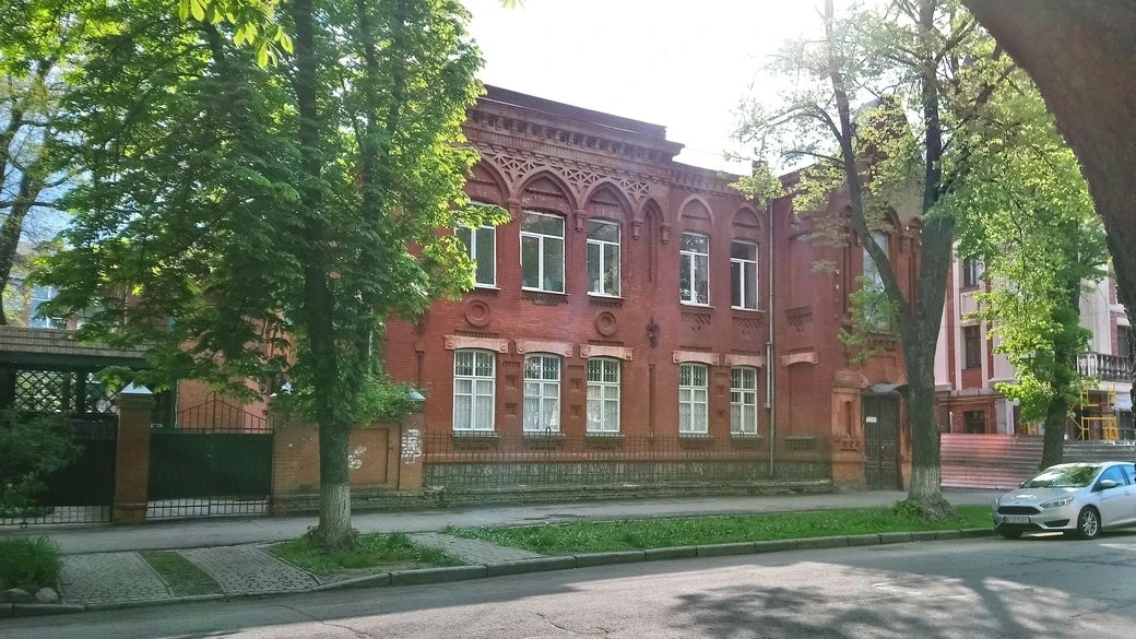 Тріщини, перекоси і ризик обвалу: що відбувається з історичним будинком Глейзера у Полтаві