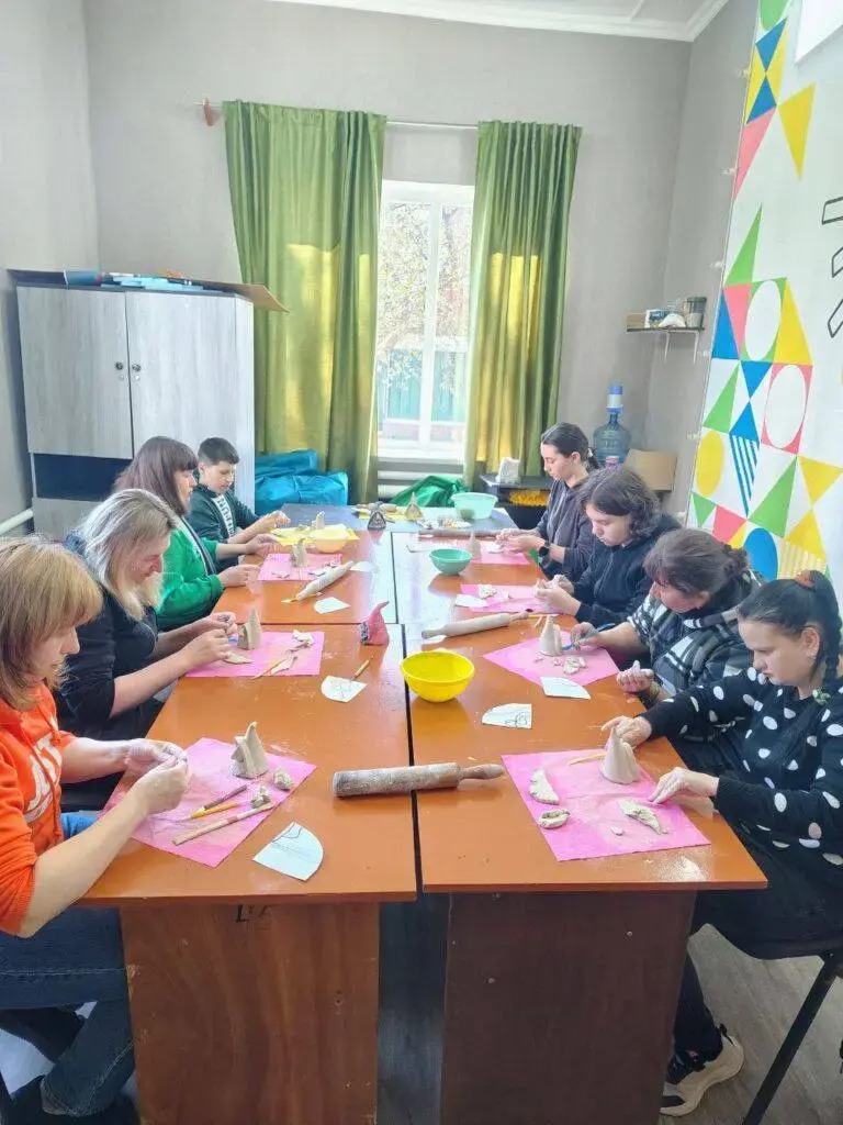 Творча реабілітація для батьків: як глина допомагає відновити сили в Гадячі