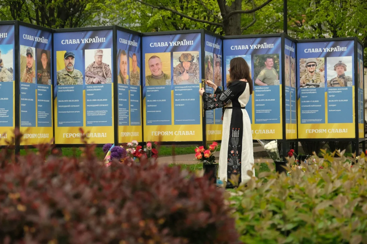 Стрічка пам’яті як новий символ Дня вишиванки: Україна започатковує нову традицію вшанування героїв