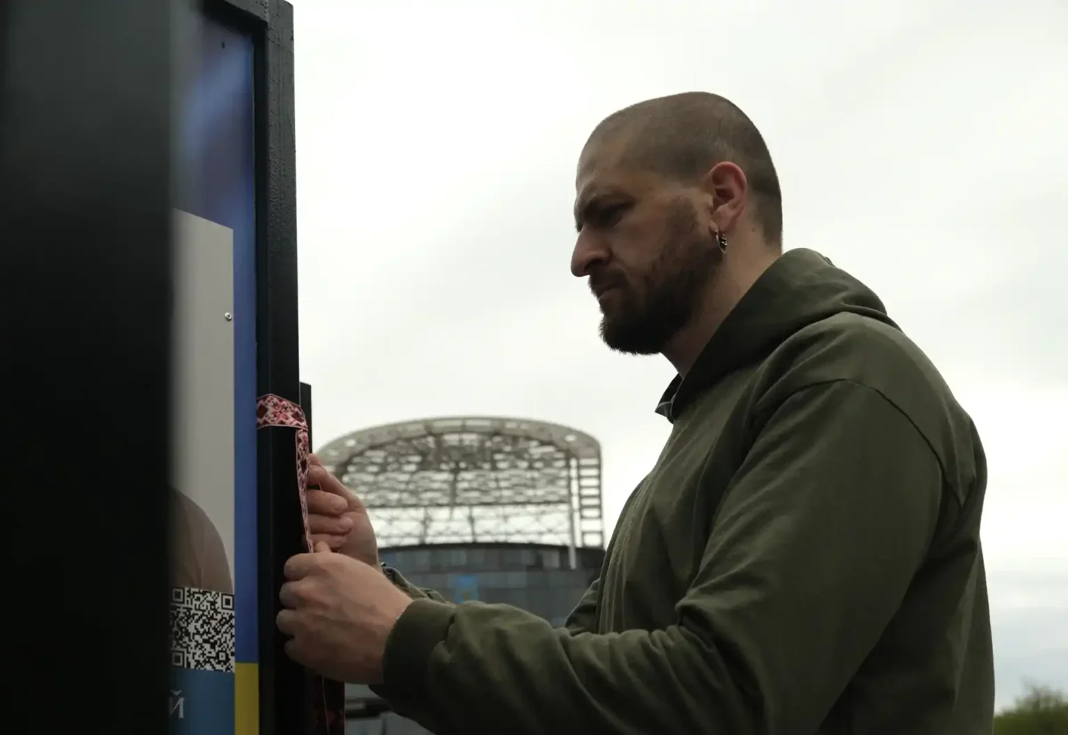 Стрічка пам’яті як новий символ Дня вишиванки: Україна започатковує нову традицію вшанування героїв