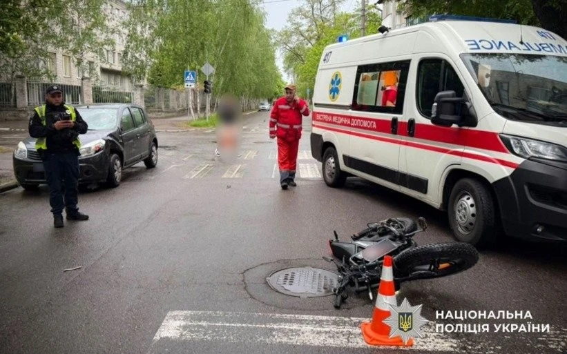 Травми неповнолітніх на перехресті: у Кременчуці електровелосипед зіткнувся з легковиком