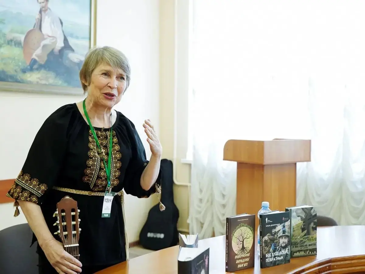 Культурний спротив під гітару: Ольга Донеччанка презентувала у Полтаві книги про війну та переселенців
