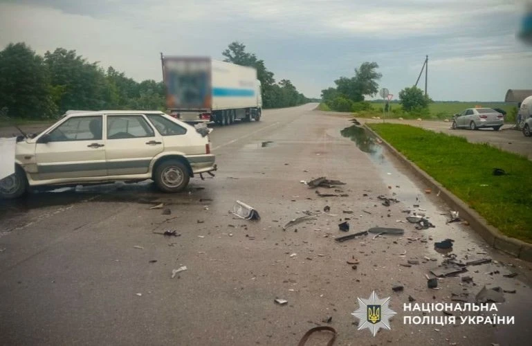 Троє госпіталізованих та двоє травмованих: деталі нічної аварії на трасі у Полтавському районі