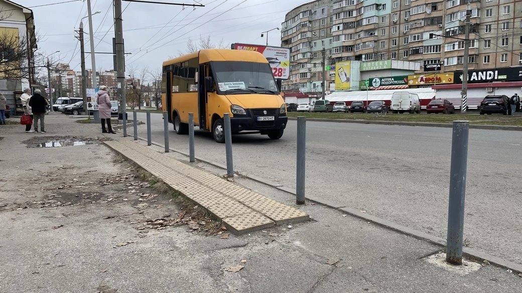 Безбар’єрний простір для пасажирів: у Полтаві оголосили коштовний тендер на оновлення зупинок