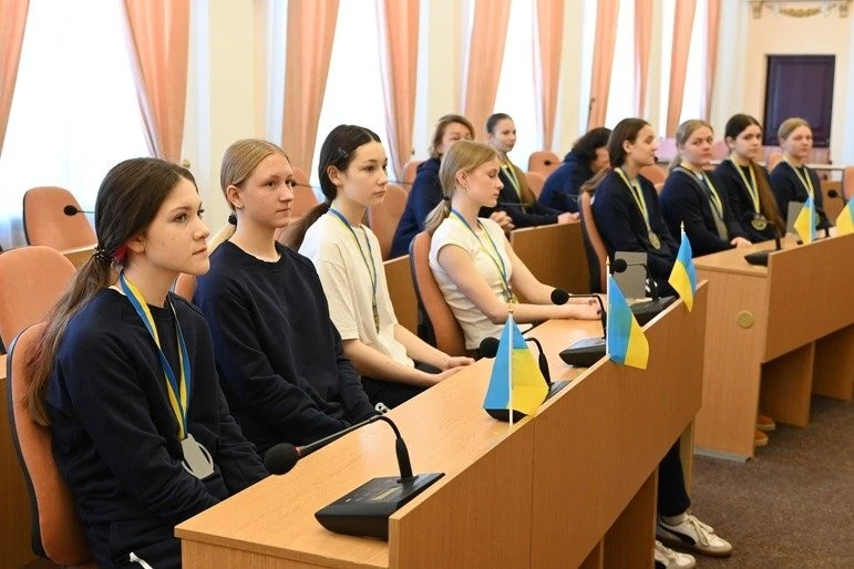 Полтавські волейболістки здобули срібло на Чемпіонаті України: спортсменок нагородили у міськраді