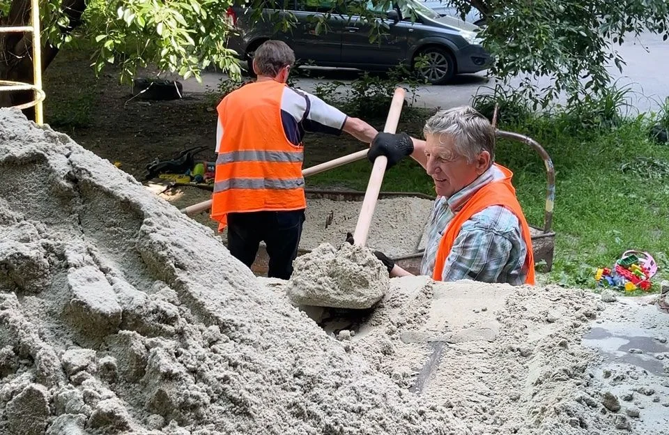 Оновлення пісочниць у Полтаві: комунальники розпочали сезонні роботи