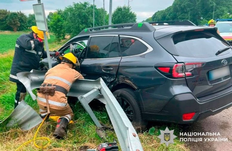 Троща на трасі Київ — Харків: літній керманич на Subaru протаранив металеве загородження