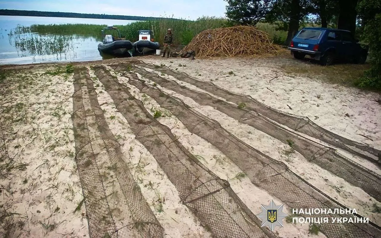 Річковий рейд на Сулі: поліція знищила сотні метрів браконьєрських пасток