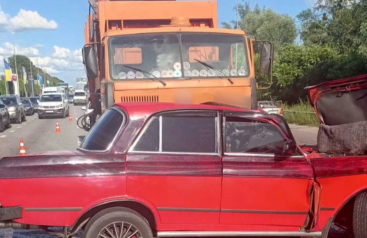 Зіткнення на Харківському шосі: у Полтаві легковик протаранив вантажівку КамАЗ