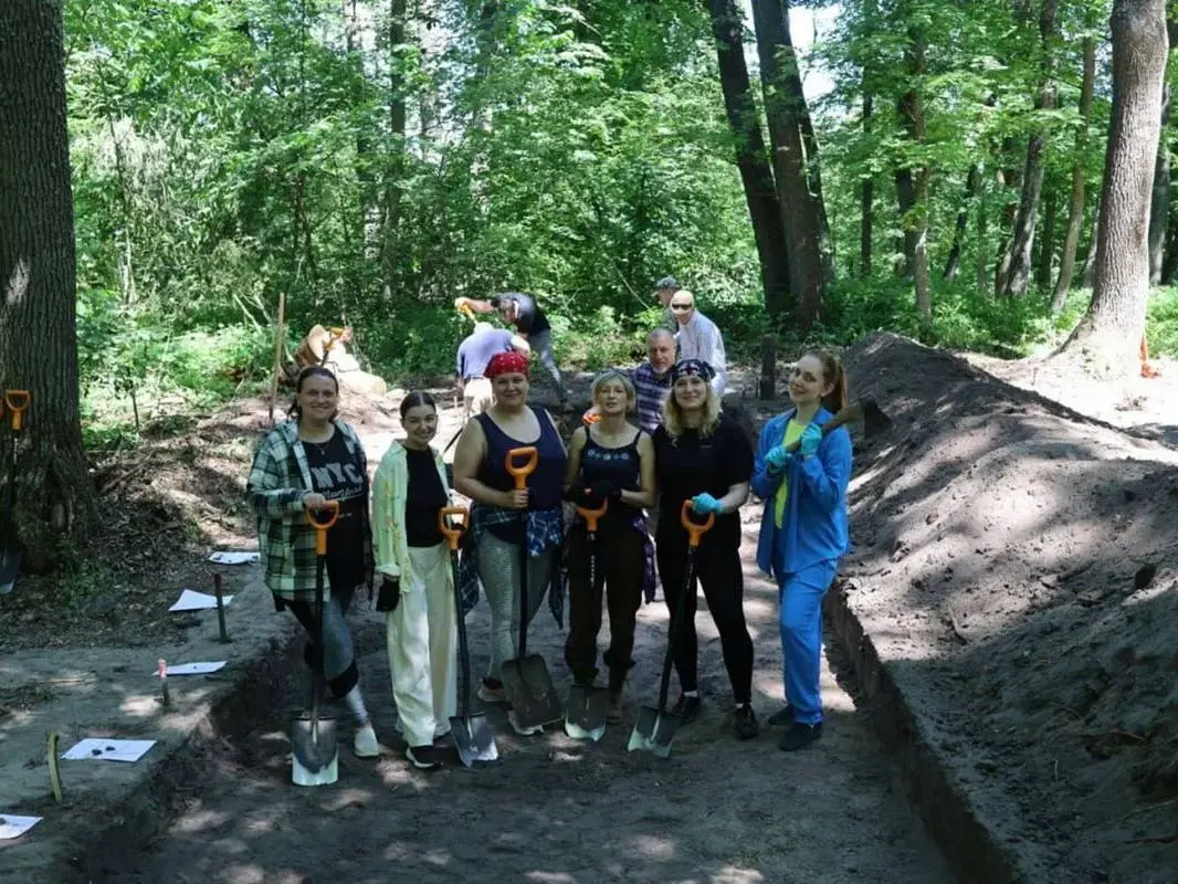 Практика на розкопках та виклики війни: як пройшов з’їзд археологів у заповіднику «Більськ»