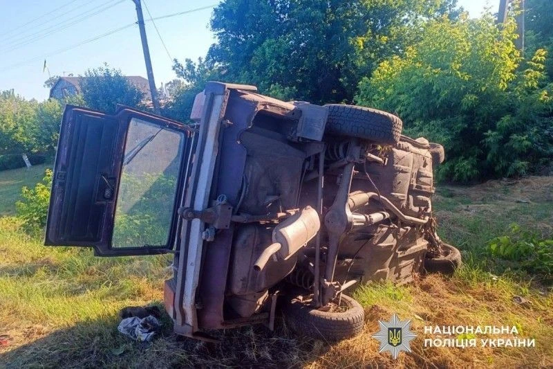 Трагедія на дорозі між селами: на Полтавщині внаслідок перекидання авто загинув літній водій