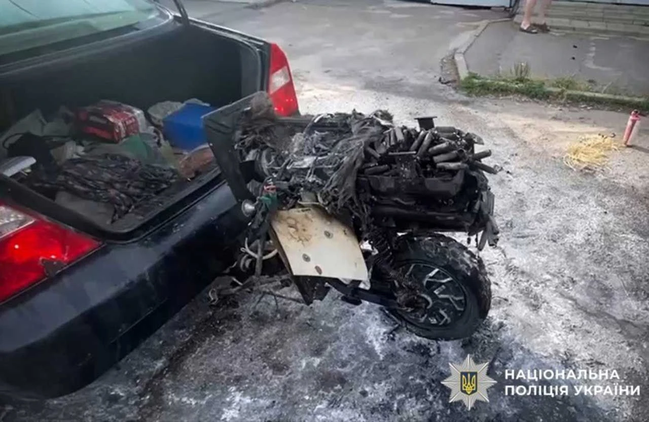 Небезпечний винахід: на Полтавщині під час руху спалахнув легковик із саморобним двигуном