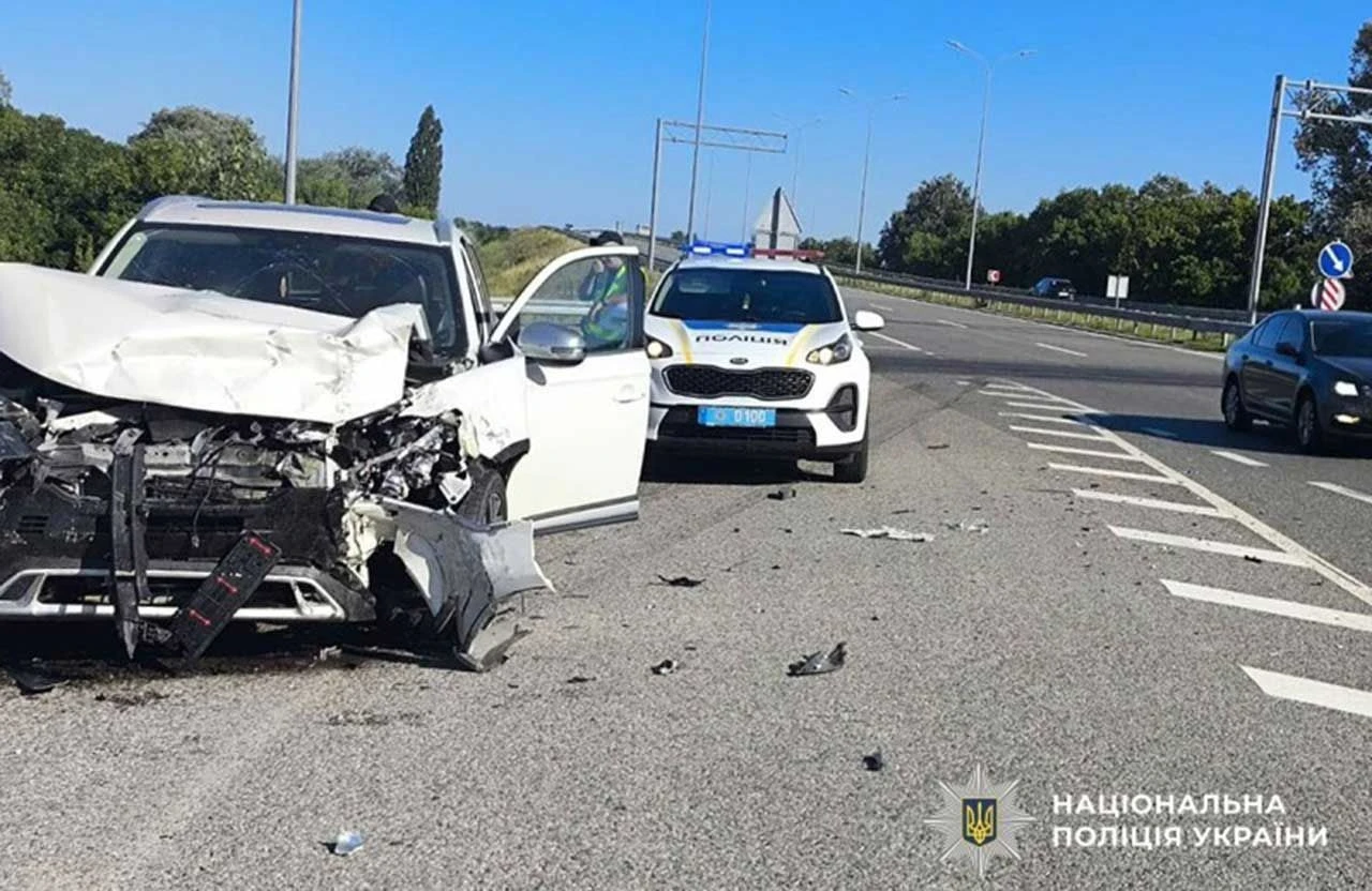 Травматична аварія на Харківській трасі: під Лубнами не розминулися Fiat та Mitsubishi